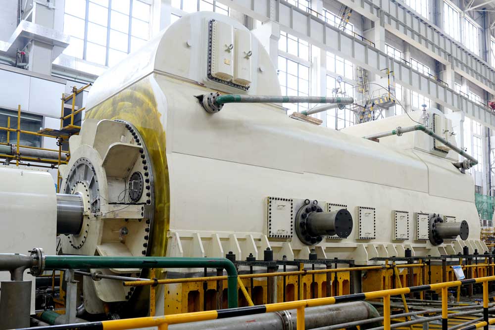 该新型汽轮发电机研制以科研项目为依托，于2021年立项，经过多年深入研发，通过多次技术、工艺优化迭代，解决了大直径定子铁心箍紧难度大等多项技术难题。该新型汽轮发电机配备定、转子弹性支撑系统，定子端部采用铜屏蔽加磁屏蔽的双重屏蔽结构，首次采用定子不锈钢空心线，转子应用全阻尼系统，全面保障了机组在复杂工况下的安全性和可靠性。在发电机结构设计方面，创新性采用了机器人叠片与定子铁心外装压装配工艺，定子线圈与转子线圈的生产全面升级为数字化车间生产模式，大幅提升了产品质量的稳定性和一致性。