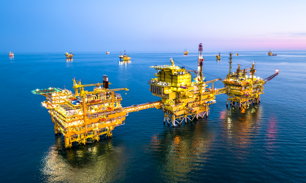 近日，我国第一大原油生产基地渤海油田一季度油气总产量首次突破1000万吨，创开发建设60年来最好水平。2025年是渤海油田上产4000万吨的关键之年。开年以来，渤海油田聚焦主责主业，以量增质优为导向，大力推进增储上产，为保障国家能源安全奋力实现新跨越。