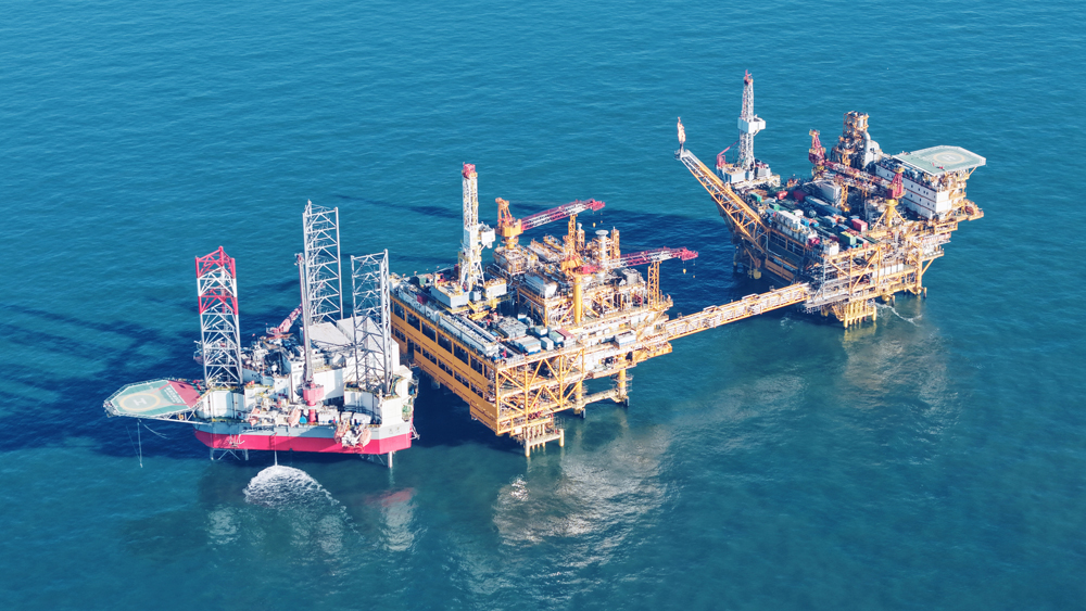 开年以来，渤海油田加速推进油田开发项目建设，持续深化老油田挖潜，不断加快调整井投产步伐，同时全力推动水下、稠油关键技术高效经济开发。截至3月底，全球最大变质岩潜山油田——渤中26-6油田开发项目（一期）和曹妃甸6-4油田综合调整项目等陆续投产，不断筑牢能源安全“硬底盘”。