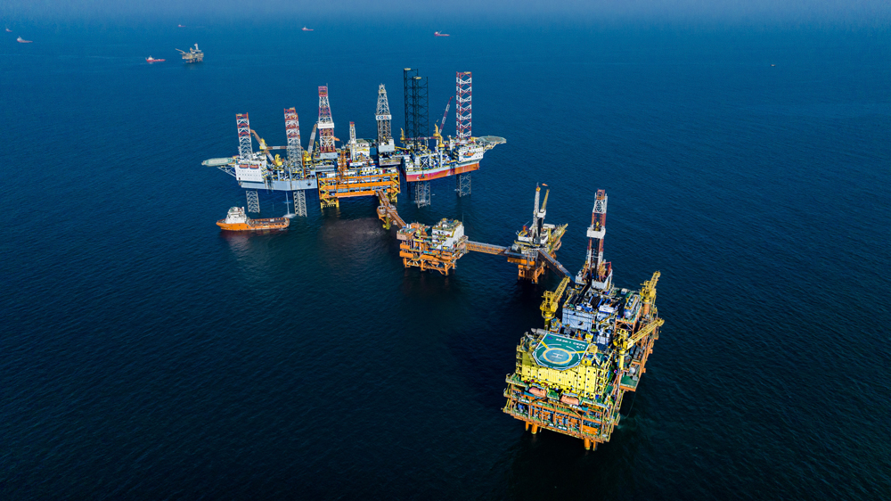 渤海油田深化精细注采，推进规模化智能注水，全程跟踪油田开发生产形势，夯实基础产量，主力油藏自然递减率持续向稳向好。渤海油田还统筹开展老井复查及调整挖潜工作，优化措施安排，全面助推油田生产提速增效。与去年同期相比，渤海油田一季度原油产量在高位基础上实现新增长。