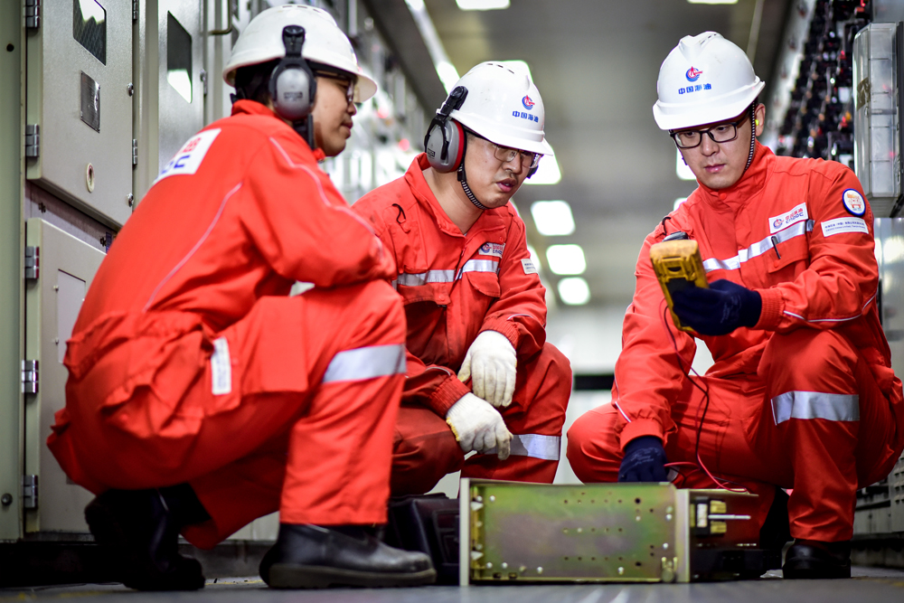 在推进原油上产的同时，渤海油田将天然气增储上产作为重点工作推进，通过技术创新、项目联动和绿色转型，全面提升天然气供给能力。与去年同期相比，渤海油田一季度天然气产量增长超过18%，增幅创新高。其中，渤海首个千亿方大气田渤中19-6凝析气田持续释放规模效应，一季度累计生产原油超26万吨，供应天然气超2亿立方米。