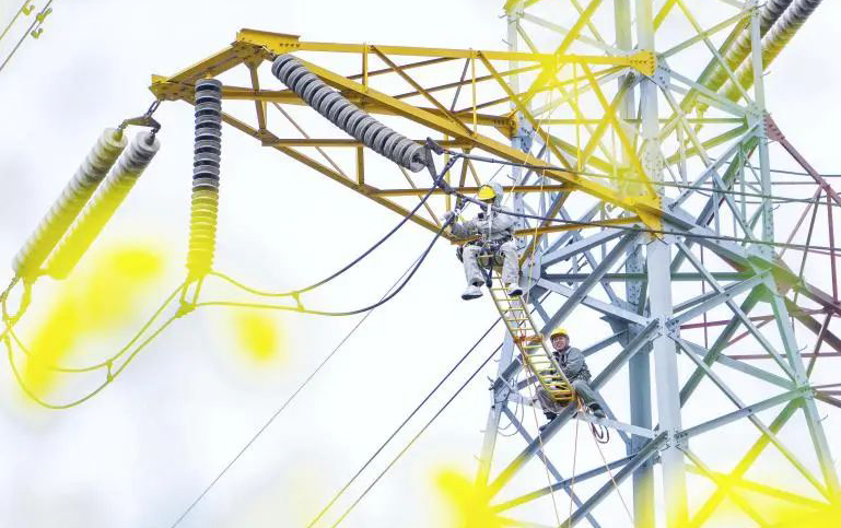 国家电网重庆长寿供电公司工作人员开展220千伏长庄西线带电消缺作业。