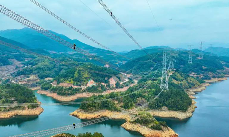 国家电网福建送变电公司工作人员在福州—厦门1000千伏特高压交流工程榕泰Ⅰ线进行首次年度检修。