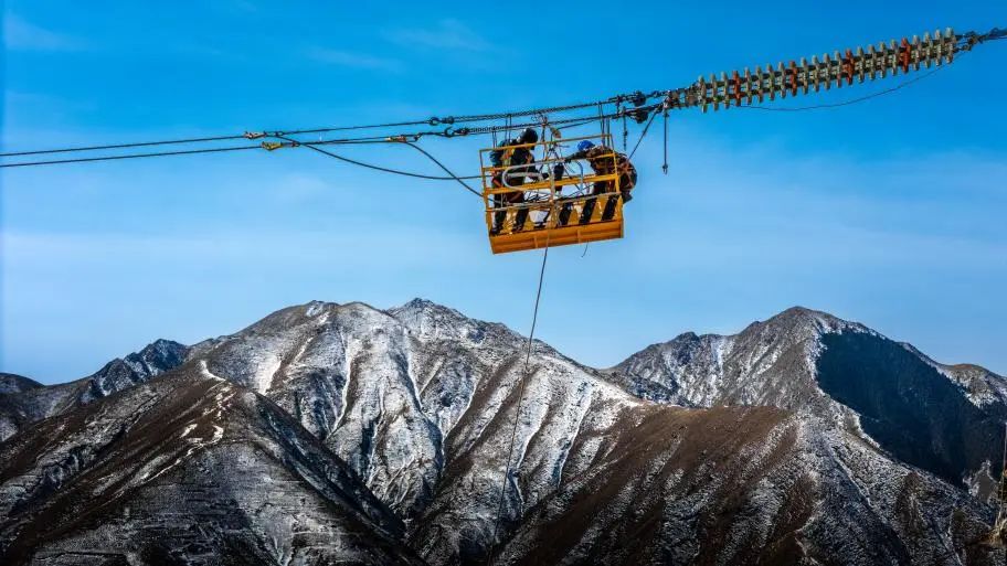 国家电网甘肃白银供电公司工作人员在330千伏白芦Ⅰ线进行地线压接等工作。