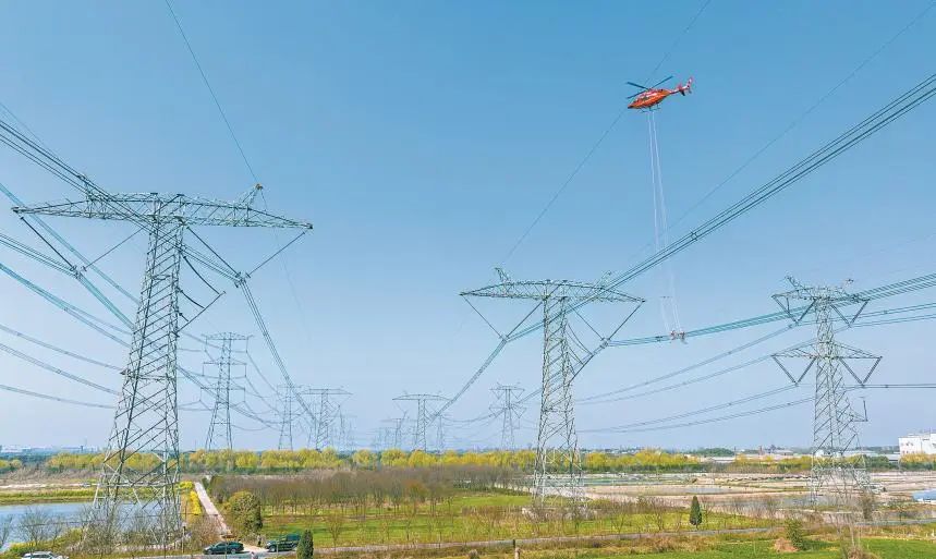 国家电网浙江湖州供电公司联合国网电力空间技术有限公司对±800千伏特高压锦苏线开展直升机带电检修。