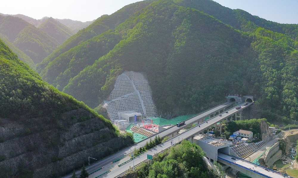 近日，由中国铁建所属铁一院勘察设计、中铁十八局承建的西十高铁秦岭马白山隧道顺利贯通，这是全国目前已贯通的最长高铁隧道，该隧道的贯通标志着西十高铁建设取得突破性进展。图为马白山隧道外景。