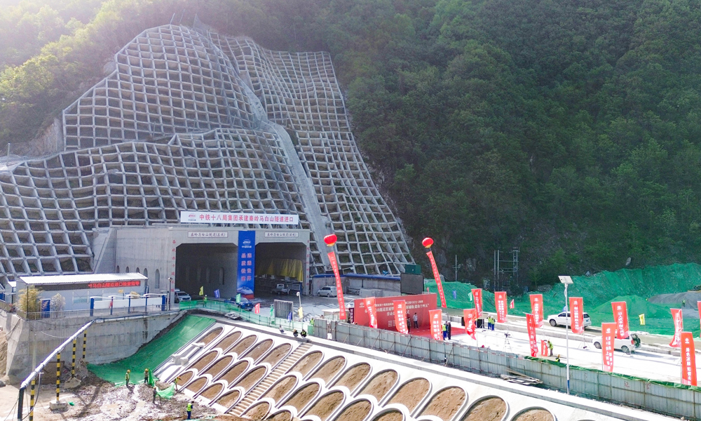 西十高铁秦岭马白山隧道位于陕西省西安市蓝田县境内，全长22.9公里，为双洞单线隧道，是西十高铁全线最长隧道，也是穿越秦岭山区的最长高铁隧道。该隧道横穿秦岭岭脊，洞身穿越断层破碎带2处，最大埋深超过620米，地质构造复杂多变，具有岩爆风险高、地质条件差异大等特点，施工技术难度和工程风险极高，是全线的关键性控制工程。图为隧道入口。 