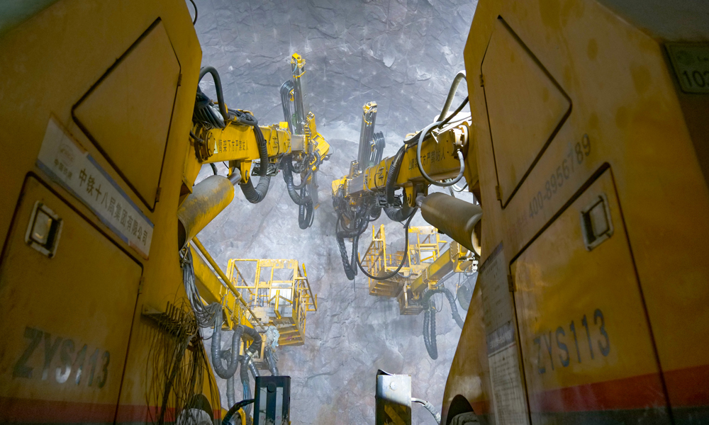 西安至十堰高速铁路是陕西“米”字形高铁网中重要的一“捺”，这条高铁途经西安、商洛、十堰三市，接入已建成的武汉至十堰高铁，新建正线长255.7公里，设计速度为每小时350公里，其中陕西段总长169公里。图为掌子面施工作业现场。 