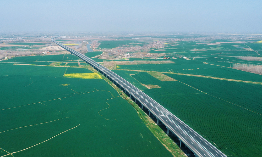 武松高速仙桃至洪湖段项目于2022年12月28日开工，这条横跨两市的交通大动脉全长47.975公里，起于仙桃西流河镇，止于洪湖万全镇，串联武汉城市圈环线高速与监江高速，设西流河、彭场、杨林尾、黄家口4大互通，胡家台、万全2大枢纽，项目设计时速120公里/时，按照仙桃段6车道/洪湖段4车道通行配置。