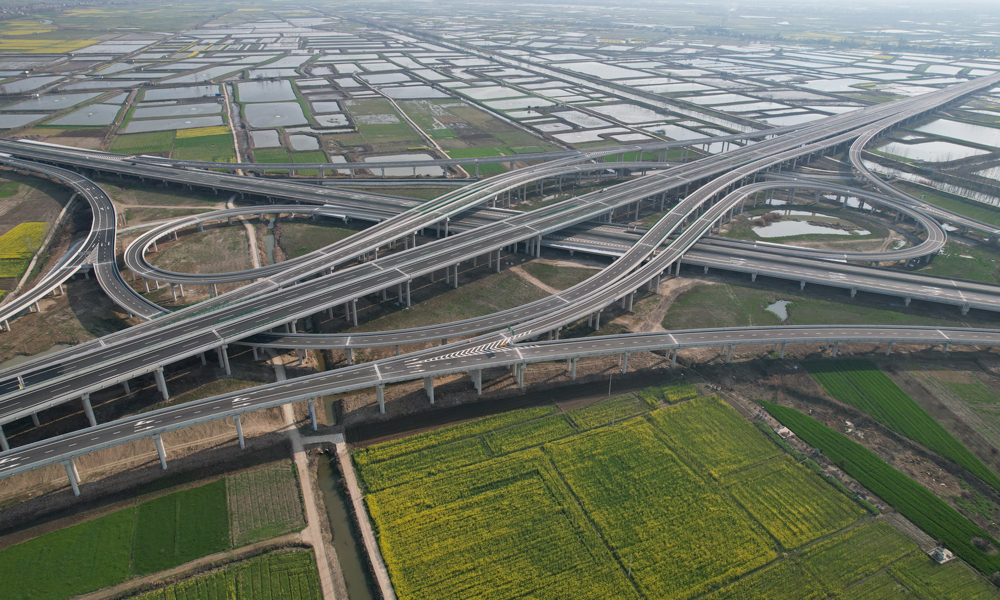 武松高速作为湖北省“九纵五横三环”高速公路网的关键联络线，由武汉段、仙桃至洪湖段、万全至监利段、监利至江陵段、江陵至松滋段（含观音寺长江大桥）等5段高速组成，线路总长约222公里。对于优化湖北高速路网，强化长江经济带骨干路网结构，改善仙桃市东南部与洪湖市中北部地区的交通状况，提升分蓄洪区的防洪和紧急救援能力具有极其重要的战略意义。