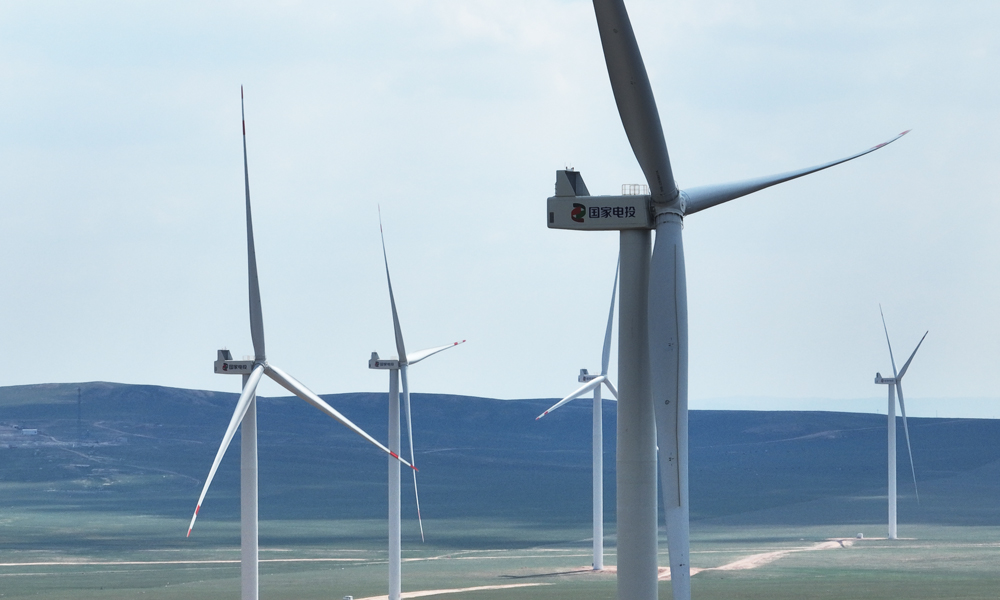 国家电投集团乌兰察布风电基地场站合理安排机组辅控调优、消缺、定检和变配电预试工作，组织运维人员提高巡检频次，开展低效风机治理。利用叶片振动分析系统、在线监测系统等技术手段防控机组故障，优化桨距角调节策略提升发电能力，为抢发电量提供坚实保障，创造绿色价值。