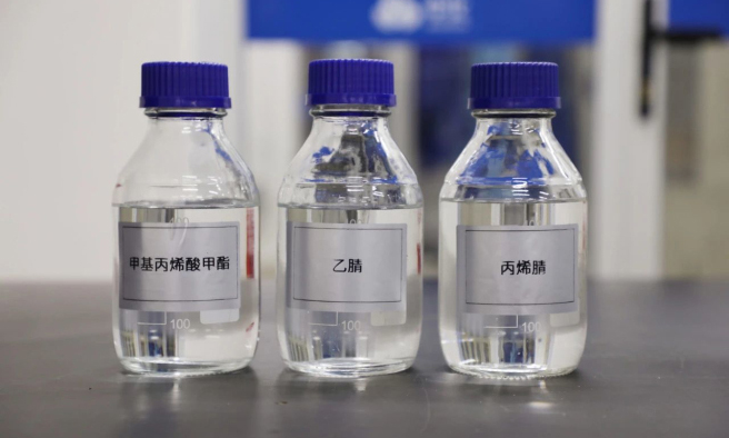 自2022年12月30日主体装置开工建设以来，中化泉州石化历时23个月，完成26万吨/年丙烯腈（AN）装置、10万吨/年甲基丙烯酸甲酯（MMA）装置等及公辅配套工程建设，于2024年11月30日建成中交，进入试生产阶段。丙烯腈是合成纤维、合成橡胶和合成树脂的重要单体，是生产碳纤维等高附加值产品的核心材料。甲基丙烯酸甲酯是重要的有机化工原料和化工产品，主要用于生产有机玻璃（PMMA）、聚氯乙烯助剂ACR、甲基丙烯酸甲酯-苯乙烯-丁二烯共聚物（MBS）。