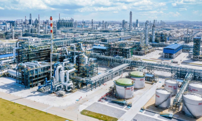 近日，中国中化旗下中化泉州石化26万吨/年丙烯腈项目在福建省泉州市泉惠石化工业园区内一次开车成功。该项目依托中化泉州炼化一体化项目原料优势，生产高附加值的丙烯腈等化工产品。 