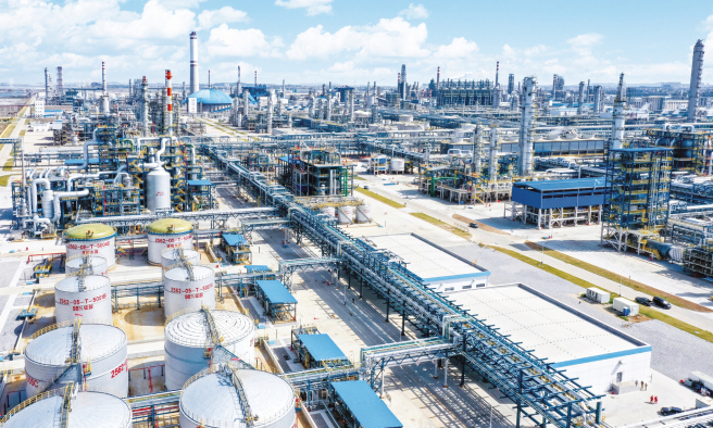 该项目的顺利投产，将进一步延长中化泉州石化丙烯下游产业链，强化资源高效利用，有效提升产品附加值，为产业链延链强链奠定坚实基础。中国中化泉州基地通过打造“油头化尾、链式发展”的产业格局，形成从原油加工到高附加值新材料的全产业链竞争优势，将进一步提升新材料自主保障能力，推动区域经济高质量发展。