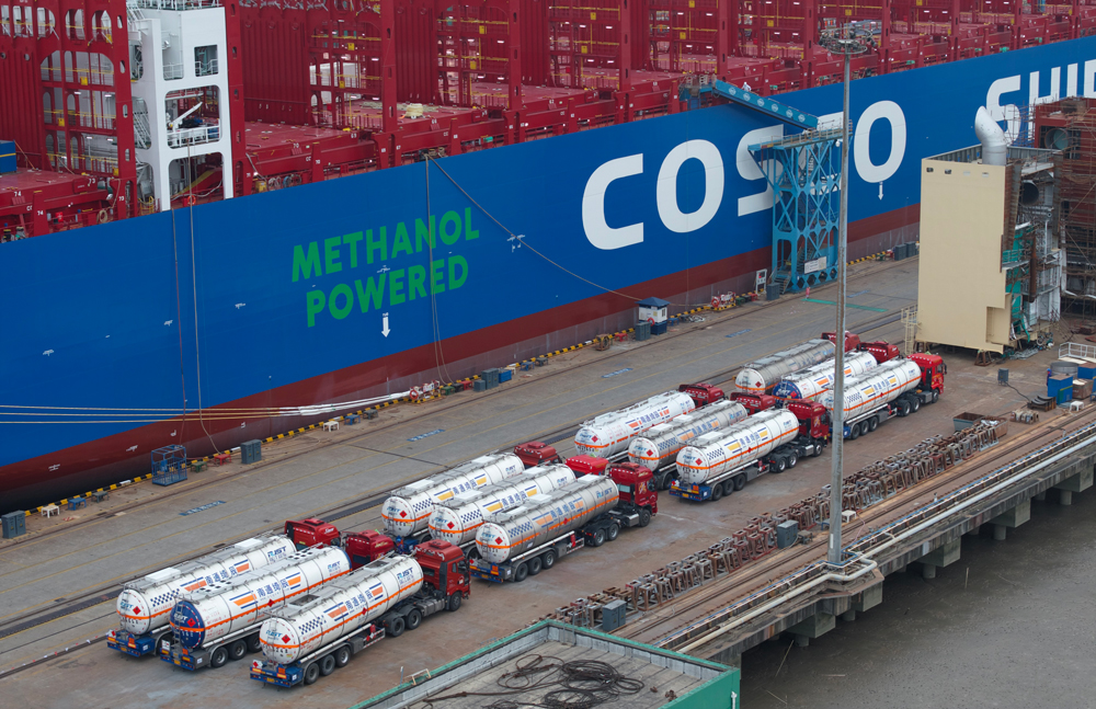 近日，随着中国远洋海运旗下中国船燃将约900吨甲醇燃料顺利注入“中远海运洋浦”轮，这艘国内首制甲醇双燃料集装箱船在上海中远海运重工1#码头迎来了又一关键里程碑。此次加注作业的完成标志着中国远洋海运成功打通了从船舶建造到绿色燃料加注的全产业链生态布局。