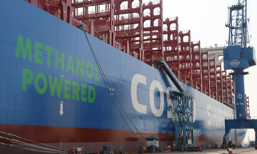 在加注过程中，中国船燃与中远海运重工等单位紧密协作，通过高频率现场会议实现资源共享、优势互补，完成了供应方案的优化。工作人员通过加注撬精准无误地完成了甲醇加注作业，最终确保了甲醇供应作业的顺利进行。