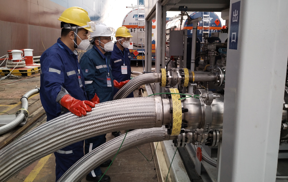 此次“中远海运洋浦轮”甲醇燃料加注作业的顺利完成，不仅标志着中国远洋海运在绿色航运领域迈出了实质性步伐，也为中国航运业加速低碳转型树立了行业标杆。未来，中国远洋海运将继续深化绿色技术创新，携手产业链伙伴推动更多清洁能源船舶的应用，为实现“双碳”目标和全球航运业可持续发展贡献中国智慧与力量。