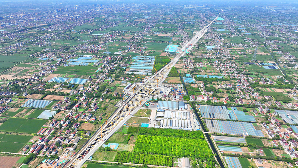 近日，随着第一车混凝土注入海门北站地下18米深的A1区基底，中国中铁旗下中铁一局施工的国内最长超大超深基坑地下高铁站——北沿江高铁海门北站地下主体结构施工全面启动。