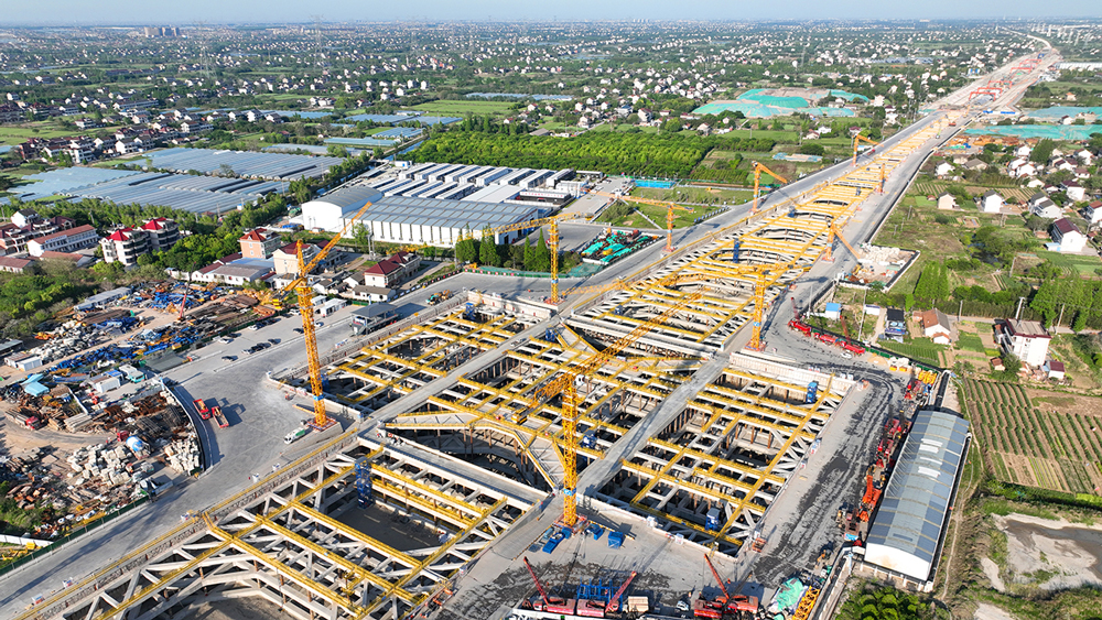 江苏北沿江高铁海门北站主体工程施工现场。