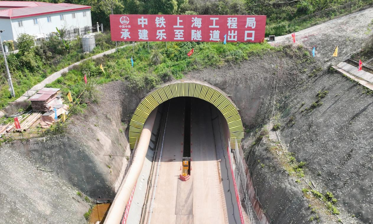 近日，中国中铁旗下中铁上海局承建的成达万铁路乐至隧道顺利贯通。至此，成达万铁路6座隧道工程全面贯通。成达万高铁正线全长477公里，设计时速350公里。建成通车后，将形成成都直达中原和京津冀地区的便捷客运通道，对推动成渝地区双城经济圈建设、长江经济带发展具有重要意义。