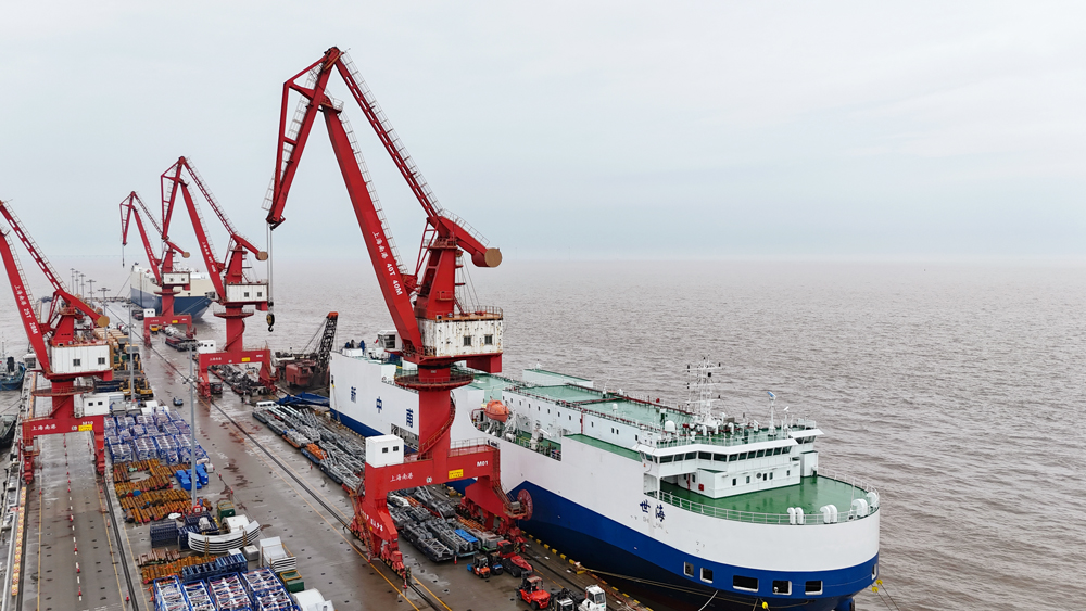 近日，中交集团所属三航局承建的上海临港新城东港区公用码头二期工程通过竣工验收。