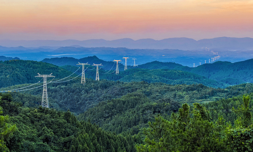 国家电网坚决扛牢电力保供首要责任，稳步推进迎峰度夏重点工程建设，为电网安全运行和电力可靠供应提供坚实基础。图为金沙江上游至湖北±800千伏特高压直流输电工程。