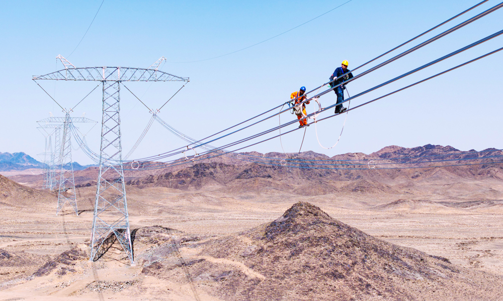 国家电网新疆电力工作人员开展走线验收工作。