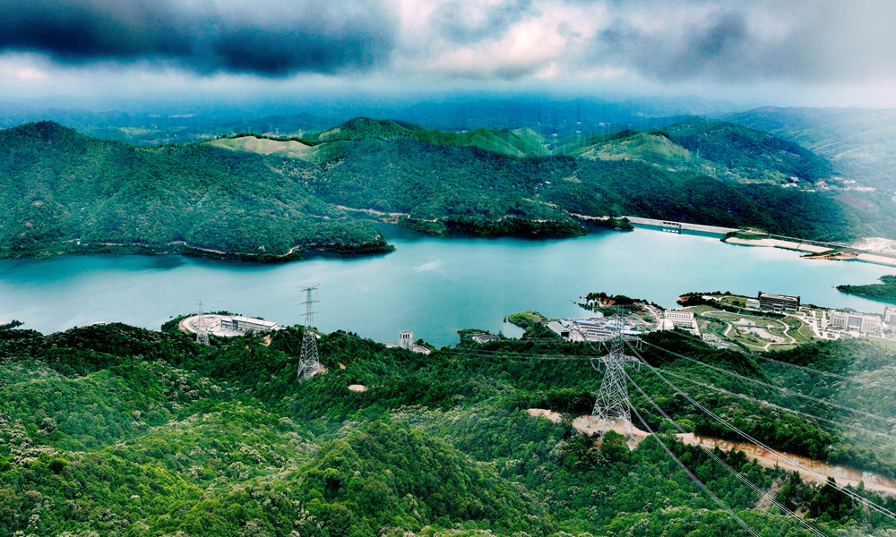 梅州抽水蓄能电站二期工程全面建成后，总装机容量超过1000万千瓦，为粤港澳大湾区提供更多清洁绿色能源。据了解，配套建设的电站二期接入系统工程已于近期建成投运。
