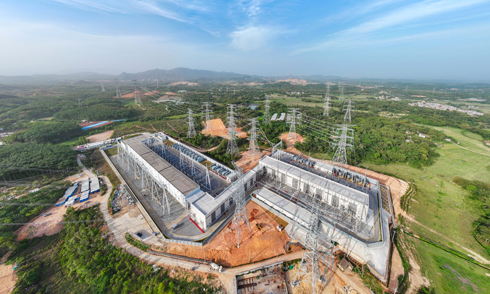 500千伏阳江鹅凰开关站扩建改造系列工程可满足900万千瓦电力能源的消纳送出，将粤西沿海更多海上风电等清洁能源输送至大湾区负荷中心，工程已于4月底建成投产。图为改造后的500千伏鹅凰开关站及进出线。