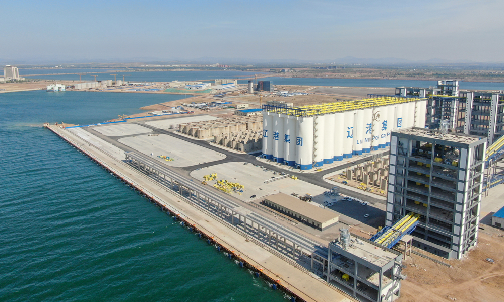 近日，招商局集团旗下大连太平湾合作创新区各项目施工现场热火朝天。在助力东北振兴的大背景下，招商局集团以此为平台，深化与辽宁的合作，不断打造新项目、新模式、新平台。图为太平湾粮油供应链产业园散粮码头施工现场。