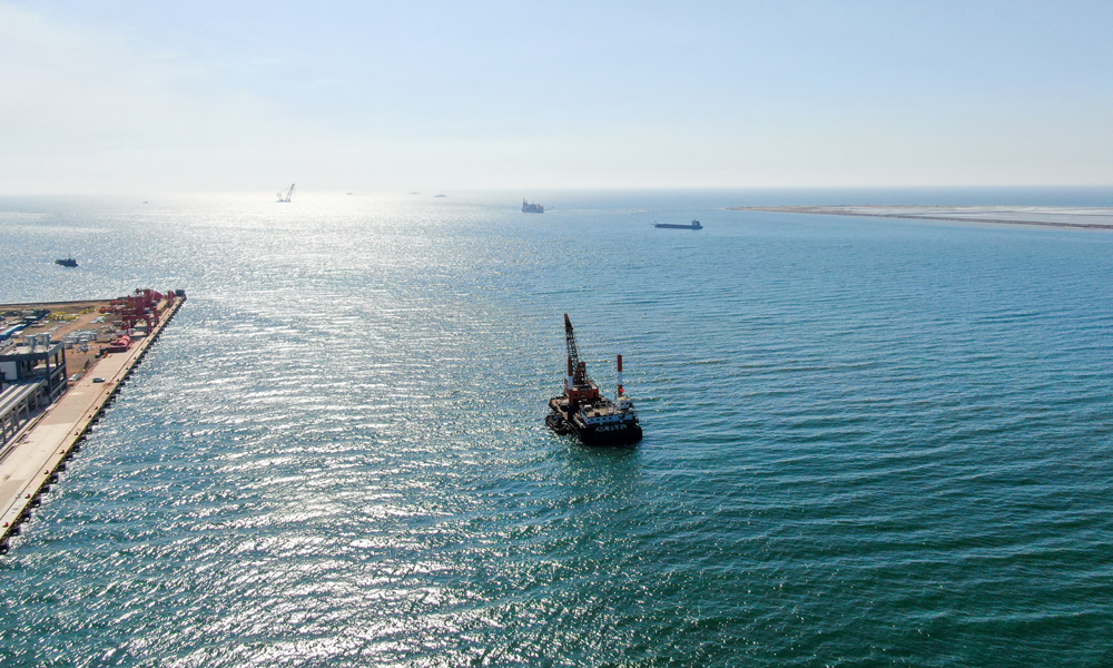 太平湾港区公共航道工程项目疏浚工程建设现场。