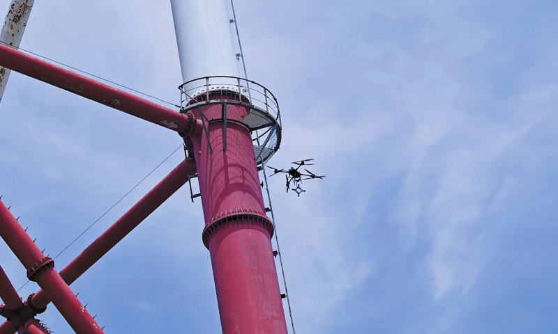 国家电网工作人员使用运载无人机运输间隔棒。