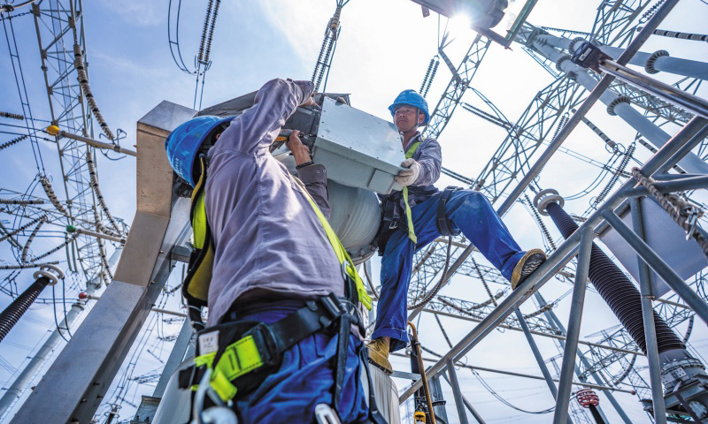 国家电网检修人员检查机构箱。