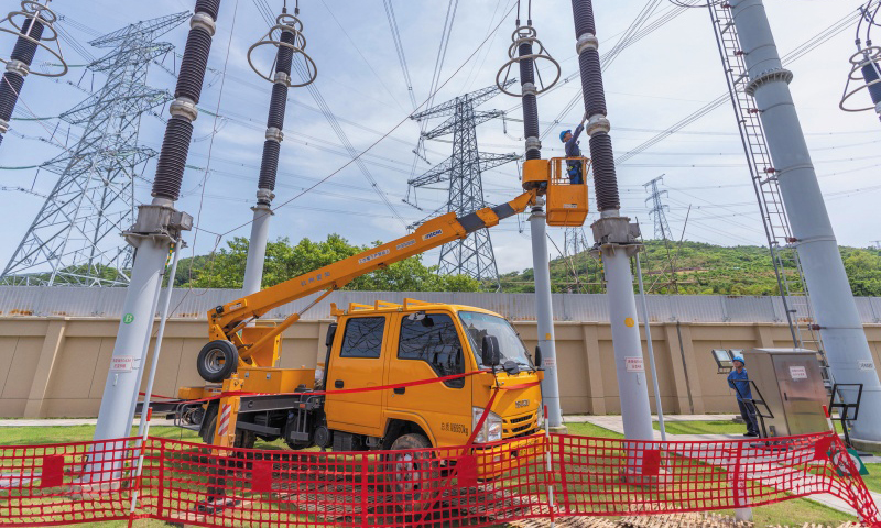 国家电网检修人员在500千伏洛迦变电站开展回路电阻测量。