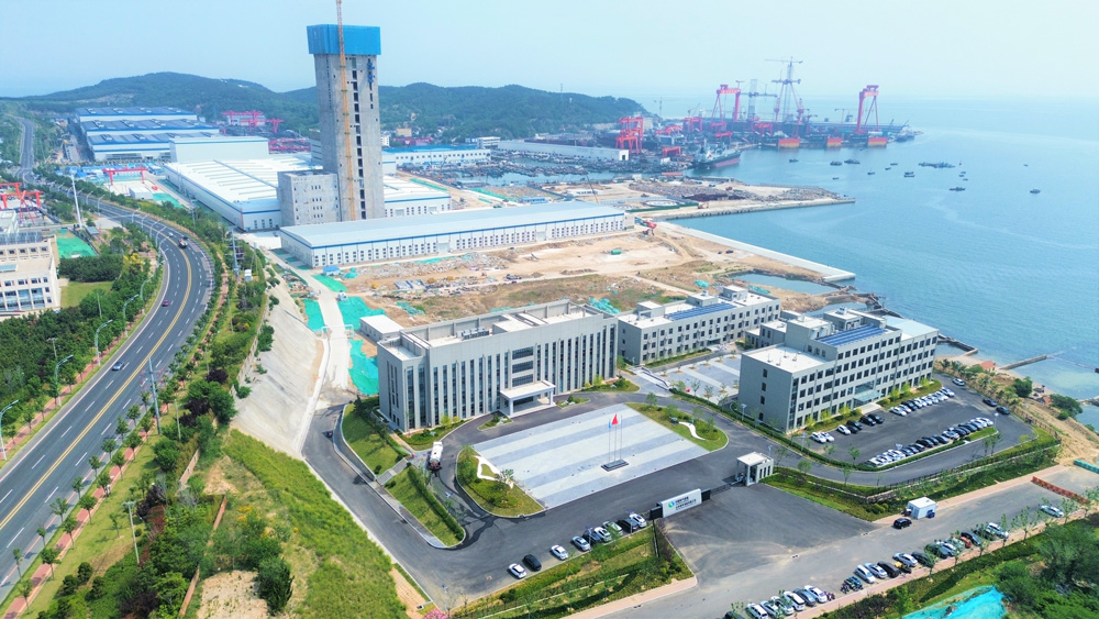 近日，中国电气装备所属山东电工电气泰昇海缆全力加速推进项目建设，已投入运行的一期项目稳健运行。作为国内单体最大的海底电缆生产基地，山东泰昇海缆有限公司于2023年3月24日，在威海市经济技术开发区正式成立，项目总投资达30.3 亿元。图为泰昇海缆厂区。