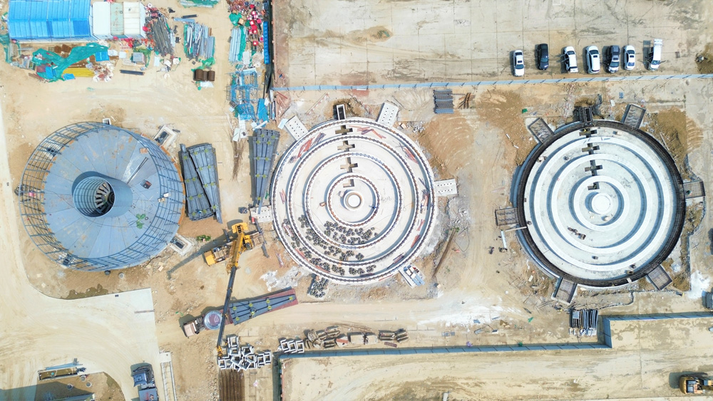 中国电气装备所属山东电工电气泰昇海缆围绕项目投产目标，制定并不断完善项目建设计划，一期建设储缆池3个，最大直径32米，最大储缆量8000吨。图为码头储缆池。