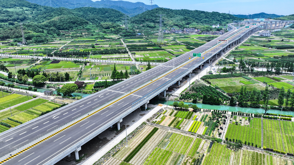 近日，浙江宁波舟山港六横公路大桥一期工程建成通车。该工程线路全长29.6公里，采用双向六车道高速公路标准建设，设计时速100公里。中交集团旗下中交路建承建标段全长约6.3公里，其控制性工程梅山湾大桥为国内首座鞍座式曲线混凝土梁双塔双索面跨海斜拉桥。