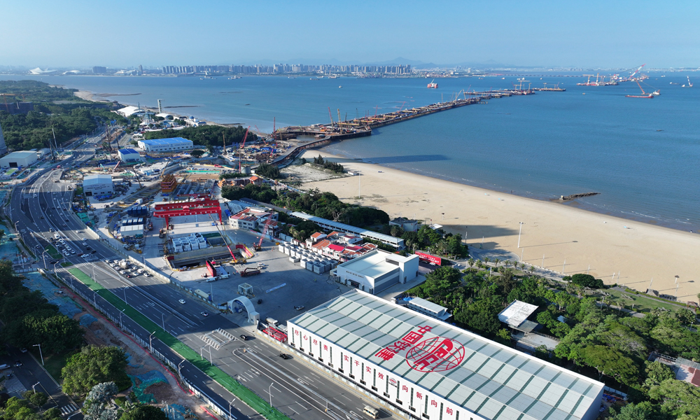 近日，在厦门市思明区，随着16米级超大直径盾构机“厦金号”刀盘缓缓转动，标志着由中国铁建所属中铁十四局参与施工的厦金大桥（厦门段）环岛路隧道正式进入盾构掘进施工阶段。该隧道是目前福建省最大直径盾构隧道。图为厦金大桥（厦门段）工程航拍。 