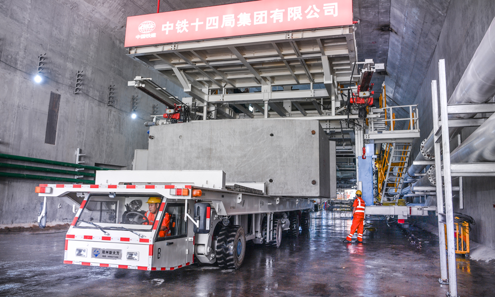 据了解，厦金大桥（厦门段）线路建成通车后，将成为厦门本岛联系厦门翔安国际机场最便捷的通道。图为施工人员运输隧道中部箱涵。