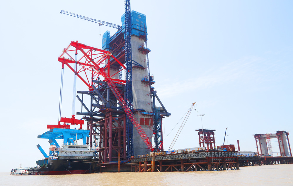 近日，中国中铁旗下中铁大桥局承建的沪渝蓉高铁崇启公铁长江大桥主通航孔桥首吊钢梁架设完成。崇启公铁长江大桥主通航孔桥为双塔双索面钢桁结合梁斜拉桥，主跨400米，孔跨布置总长992米，是世界最大跨度双塔双索面公铁两用无砟轨道斜拉桥。主通航孔钢桁梁共有80个节间，包含不同类型的节间分布及拼装方式，总重量为36335吨。此次架设为上海侧首吊A01A02节段，首吊总重891.8吨。桥面总宽37.2米。