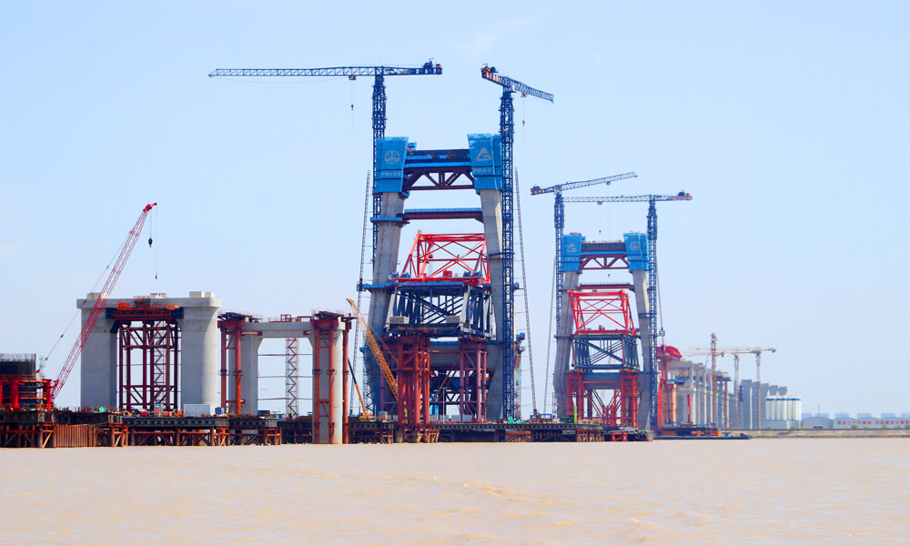 崇启公铁长江大桥是上海至南京至合肥高铁控制性节点工程，全长4.09公里，横跨长江入海口北支航道。其构造为双层布置的公铁两用桥，上层为双向6车道、时速100公里的一级公路，下层为时速350公里的双线高速铁路+时速250公里的双线城际铁路。