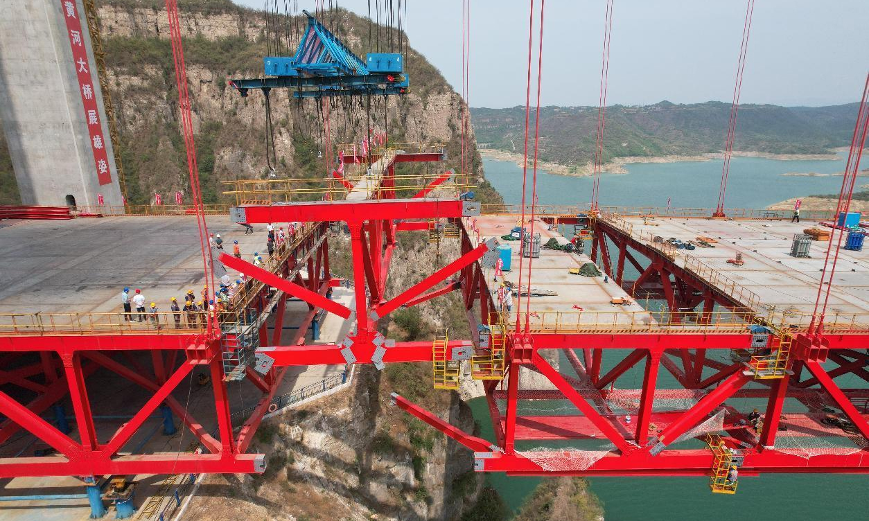 济新黄河大桥位于黄河小浪底水库上游30公里处，是济新高速公路控制性工程。其创新采用的回转缆索结构体系，突破了传统悬索桥设计理念，通过单塔支撑与地锚式构造的有机结合，有效提升了桥梁跨越能力和结构稳定性。