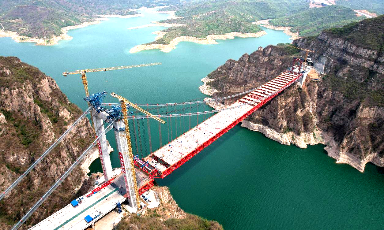 近日，中国中铁旗下中铁四局承建的世界首座独塔单跨地锚式回转缆悬索桥——济新黄河大桥钢桁梁全部吊装完成。