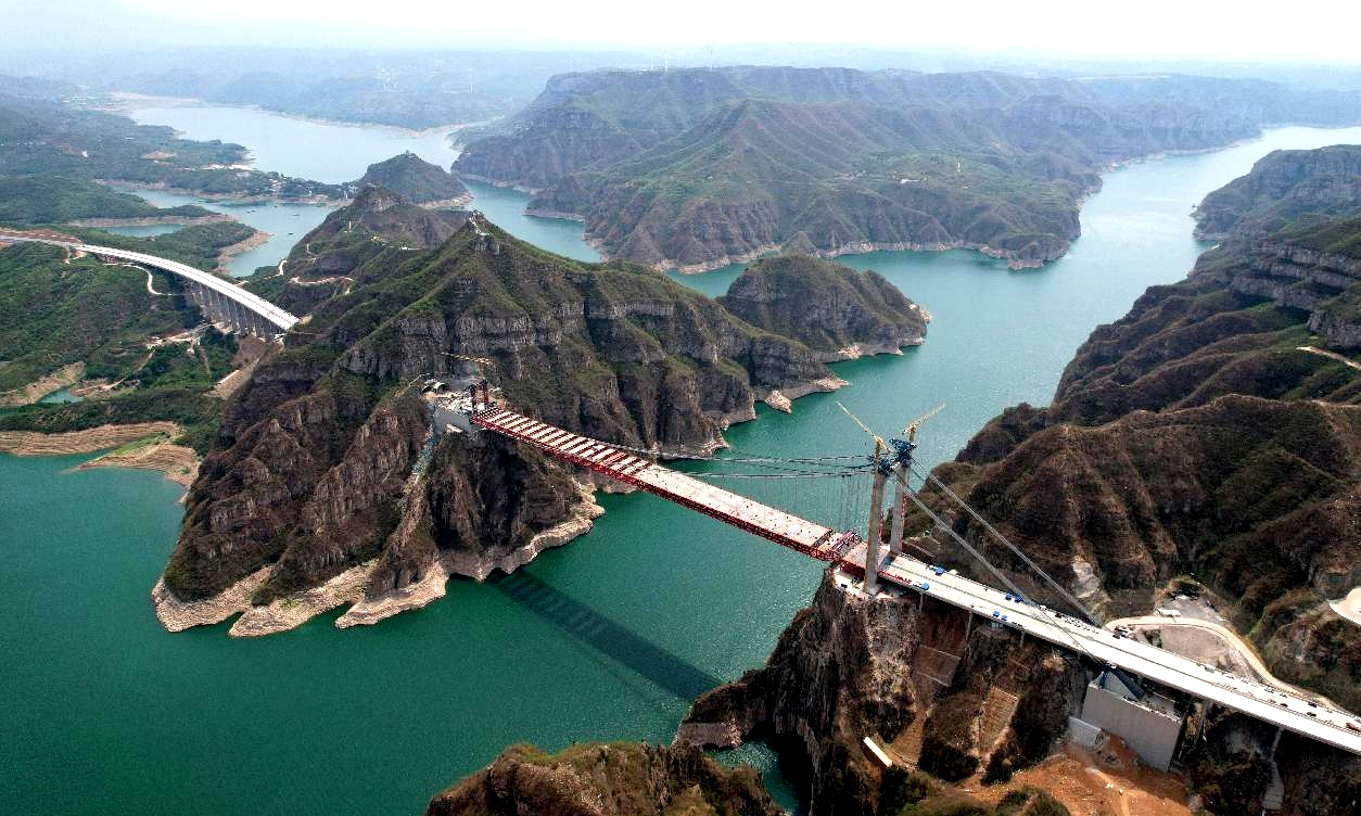 济新黄河大桥主跨长555米，塔高109米，按双向六车道高速公路标准建造，设计时速100公里。大桥桥面由钢桁梁组成，共34个节段，宽37.4米，总重约1.02万吨。此次吊装的最后节段钢桁梁长11.2米，桁高7.5米，重约100吨。