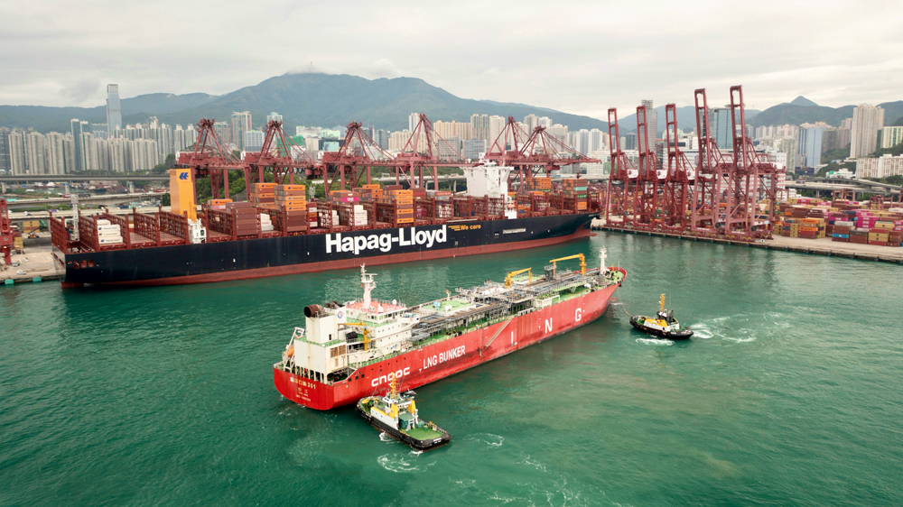 近日，中国海油全球最大LNG（液化天然气）运输加注船“海洋石油301”，在香港葵青货柜码头一次性为德国大型集装箱船“河内快航”号加注4300吨LNG。本次加注是香港目前开展的单次规模最大的LNG加注作业，有力提升了香港船用燃料供应服务保障能力，开创了绿色港口与现代航运体系深度融合的创新模式，对于巩固提升香港国际航运中心地位具有重要意义。