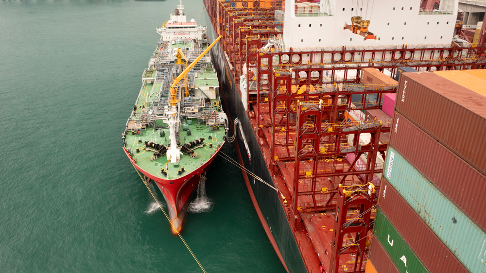 结合“河内快航”号燃料补给和装卸货物的双重作业流程，中国海油和香港中电源动集团高效协同，为该船量身定制加注方案。通过智能化监控系统，最终仅用8.5小时，“海洋石油301”便完成对该船的4300吨LNG加注作业。这不仅满足该船全部航程的燃料需求，更大大缩短港口周转时间，节省运营成本，创下了香港港区单次燃料补给量、加注效率新纪录。