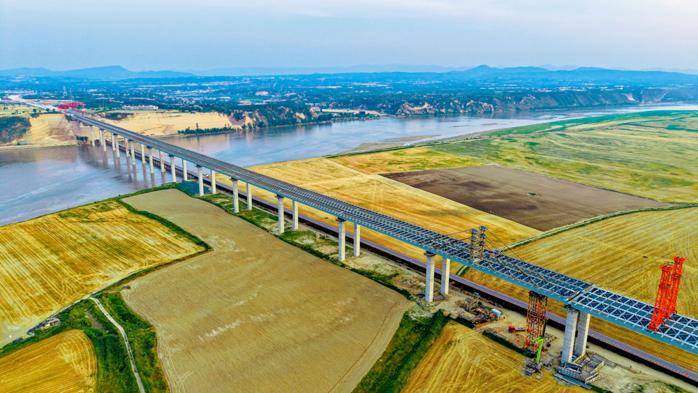 近日，由中国中铁旗下中铁工业参建的焦作至平顶山高速公路焦作至荥阳段（简称焦平高速焦荥段）黄河特大桥顺利合龙。