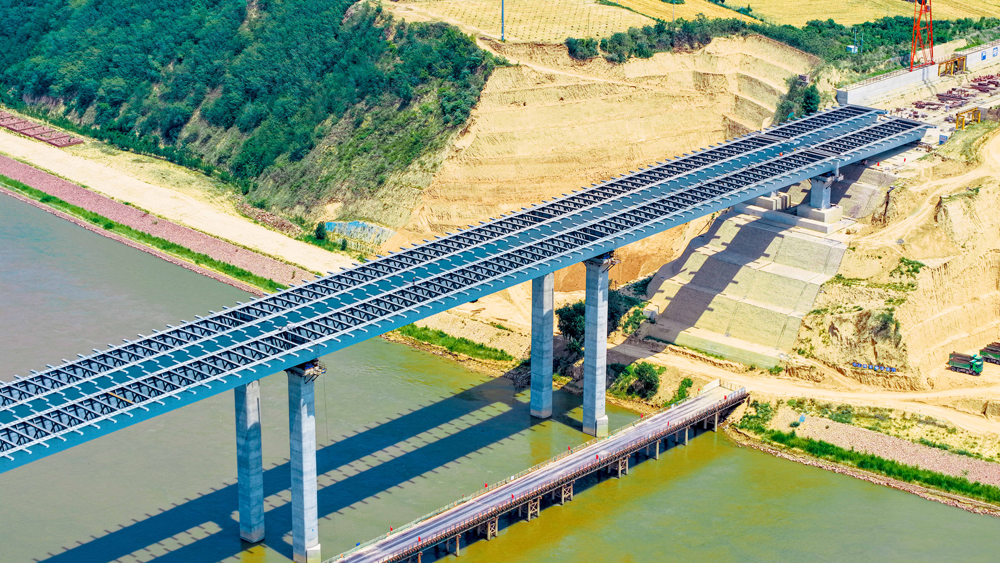 焦平高速焦荥段黄河特大桥总长约10.14公里，主要由主桥、南水北调桥、西霞院干渠桥、跨老蟒河桥等组成，双向六车道，设计时速120公里。