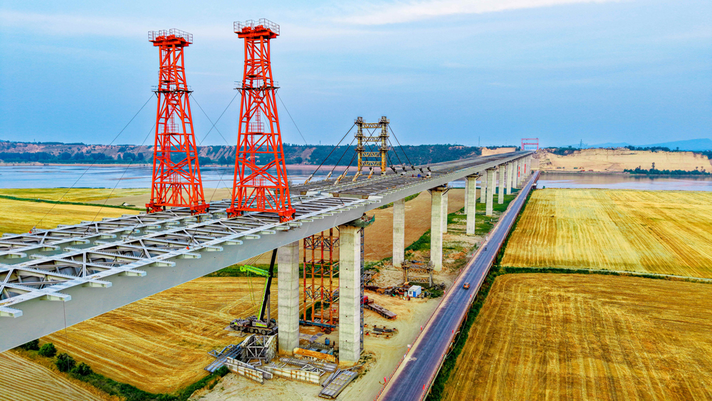 大桥两岸分别为焦作市温县和郑州市荥阳市，跨越黄河主河道而设的主桥全长3656米，共分7联，分幅设计，桥面宽2×16.55米，上部结构为槽型开口钢混组合梁，下部结构为花瓶墩、承台桩基础。主梁采用顶推法施工，最大悬臂长100米，是国内在建桥梁槽型开口钢混组合梁中顶推悬臂跨度最大、规模体量第一的桥梁。中铁工业中铁九桥主要承担该桥第5至7联共计约1.89万吨钢结构制安任务。