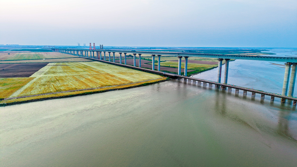 焦平高速是河南省“十四五”综合交通规划重点项目，全长约160公里，串联郑州、许昌、漯河等多座城市。全线建成通车后，豫北至豫南车程将缩短1.5小时，显著提升黄河南北两岸物流效率，强化郑州都市圈辐射带动作用，对促进沿线文旅资源开发、产业升级、区域经济发展具有重要意义。